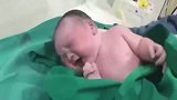 宝宝出生了是个大胖小子，一上称斤重，真是厉害了！