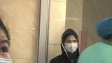 医院里双目失明的妈妈抱着高烧的宝宝，一直在坚持