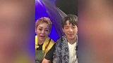 宁静晒与丁真合影，回应擦脸热搜！只见丁真满头大汗对镜比耶