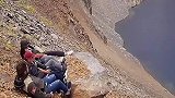 几名男子在悬崖边推动滚石，如果引起滑坡后悔都来不及
