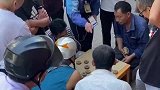 外卖小哥看下象棋深陷其中