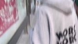 四川成都：公交站台贴有违法小广告，女大学生看到后用口红遮挡