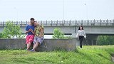 憨头为了在朋友面前展示家庭地位，可身体却出卖自己。