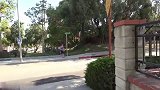 恶搞男子拦住路上的车，趁车主下车赶紧把车占据，真是太逗了！
