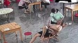 女儿跟父亲撒娇想抱抱，结果椅子没承受住女儿的爱