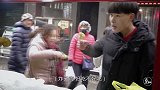 西安兄妹卖元宵，甜香软糯人人爱吃，顾客里三层外三层围满小吃摊