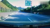 实拍：心惊肉跳！玩命的奔驰车寻绊滋事，恶意别车，危险驾驶