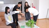 大哥停车位老是被占，他去找车主竟被轰出来，房东一番话车主慌了