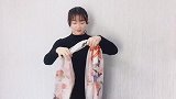 丝巾总是系得不够时髦？这款女人味丝巾系法，春天系时髦吸睛