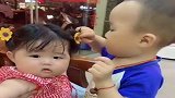 哥哥想抱一下妹妹，只是妹妹的体重不允许，好尴尬呀