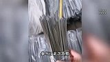 小伙脖上被扎多根烧烤签，急救人员：一人扔出签子扎进另一人脖子