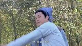 城门守卫想要教训穷小伙，刚转身，所有人都跪下了！