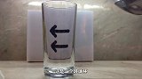 将箭头放在水杯后面，难得一见的现象发生了，这是什么原理
