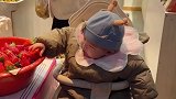 妈妈本想买个橘子，结果宝宝一作妖，无奈能斥巨资买一盆草莓