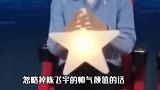 陈飞宇穿面包服认真御寒，缩脖疾走，依然闪耀