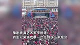豫剧团下乡表演，现场万人空巷还有人爬墙看，戏腔一唱台下哭成一片