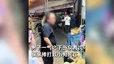 男子买狗不满意欲退款遭拒，当众摔死小狗！路人阻止无果心疼抹泪