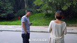 美女街头被人打屁股，小伙有理说不清，旁边大叔还火上浇油！