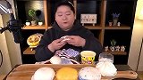 韩国胖妞吃泡面配馒头，看起来好惨