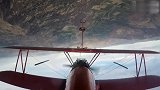 视频公司-疯狂！男子倒挂飞机机翼 高空展示极限跳伞