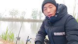 小伙分享钓鱼挂蚯蚓不脏手的方法，蚯蚓不滑，手也没味，简单实用
