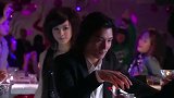美女在酒吧向小伙搭讪，没想到对方不理她