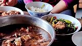 女孩夹了肉放桌子上狗狗不吃