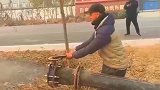 农民工清理下水道，喷出来的全是淤泥啊！