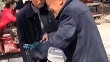 老了还能被揪耳朵，是多么幸福的事