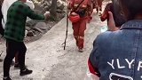 好暖！灭火下山，村民夹道送消防员酥油茶表示感谢…消防员：再苦再累都值！
