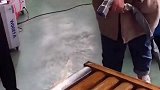 瓦手持激光除锈机，去除生锈厚铁，一束光轻轻扫过表面焕然一新！