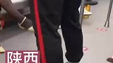 男子穿鞋脚都露出来了，对面孩子露出马疑惑表情