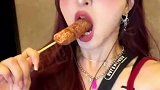 社牛女孩体验地铁卸妆，强者从不抱怨环境，回家直接一躺再舒服不过了