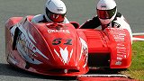 真带劲儿！你绝对没见过的F1挎斗比赛 人肉刹车超级刺激
