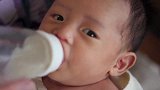 刚满月的小宝宝，咕咚咕咚喝奶好满足，这是不是牛饮的节奏啊