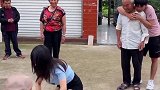 玩点新花漾 瑞幸潮品 五万学的踢腿功夫，怎么还怕秤杆！