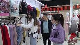 搞笑剧：抠门小伙不愿给媳妇买衣服，导购说一句话，为啥买了两件