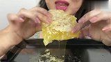 超美味的蜂巢蜜,小姐姐好享受,甜掉牙的既视感
