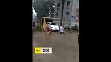他戴孝跪地拦车要钱，汽车掉头就跑