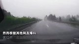 高速快车道遭遇逆行“老头乐”，视频车惊险躲过一劫，结局出人意料