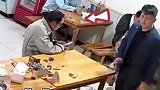 见衣着干净的男子坐对面，怕被嫌弃自己换了位置