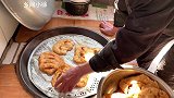 小徐忙着褪鹅毛，大女儿掌勺做午饭，一凉一热，全家人都夸好吃