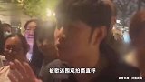 一小伙酷似周杰伦被歌迷围观合影，本人回应：我也是来听演唱会的