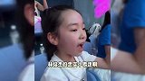 董璇带女儿看林俊杰演唱会，小酒窝跟唱感染力十足，继承妈妈美貌颜值高