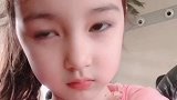 小女孩眨眼睛的速度，真的好快呀