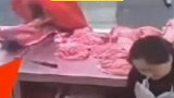 江苏泰州：店主转身切肉瞬间，路人借雨衣掩护顺走3斤排骨