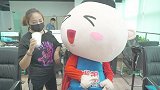 90后白领办公室养蚕，传统手工织真蚕丝面膜，一关灯效果亮了