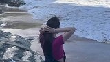 女生在海边拍美照，被海浪拍倒差点被冲走
