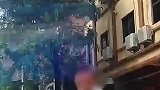 广东惠州：女子与男子在街头吵架，拽着男子裤子冲向过往车辆