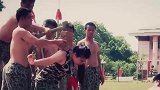 越南女兵展示硬气功，真是厉害